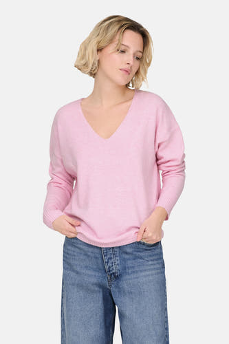 Pull à col V rose de ONLY, associé à des jeans larges et des chaussures noires.