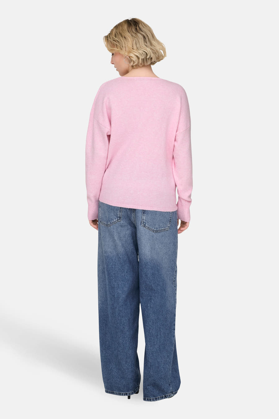 T-shirt rose à col V d'ONLY, avec longues manches et associé à des jeans larges, dos.