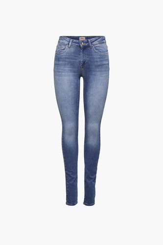 Jean skinny bleu moyen de ONLY, avec poches arrière et un haut blanc.