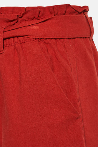 Rode short van JDY, met een papieren zak taille en een riem om de taille.