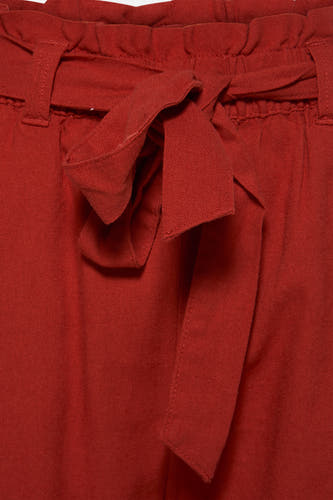 Short rouge de JDY avec une ceinture à carreaux et une texture de lin.