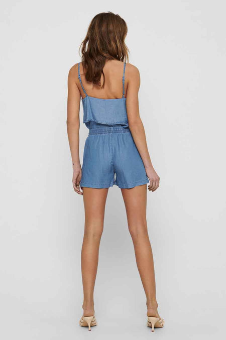 Mid-blauwe denim playsuit van ONLY® met spaghettibandjes, gelaagde top, elastische taille en korte pijpen, achterkant.