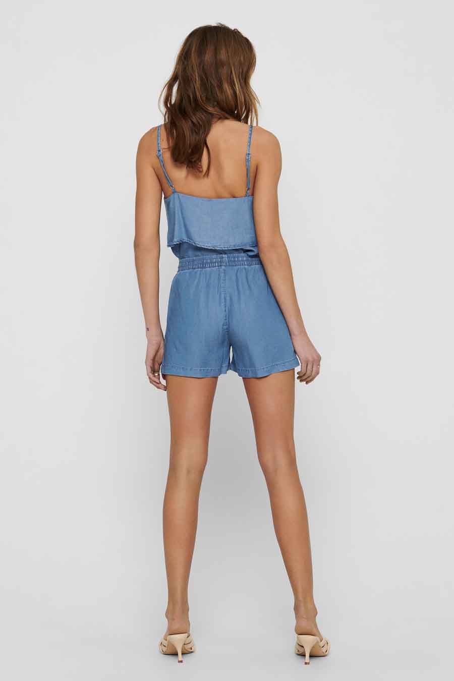 Mid-blauwe denim playsuit van ONLY® met spaghettibandjes, gelaagde top, elastische taille en korte pijpen, achterkant.