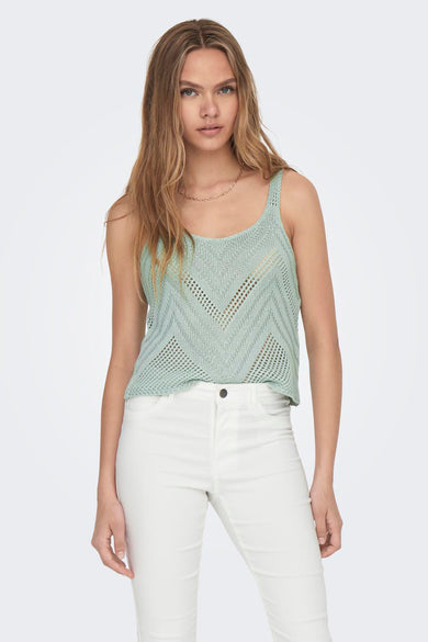 Groene gebreide tanktop met openwerk V-patroon van JDY, gedragen met witte jeans en gouden ketting, front view