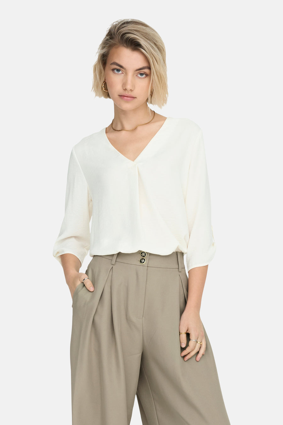 Witte blouse met driekwart mouwen van JDY, met plooien en gouden sieraden.