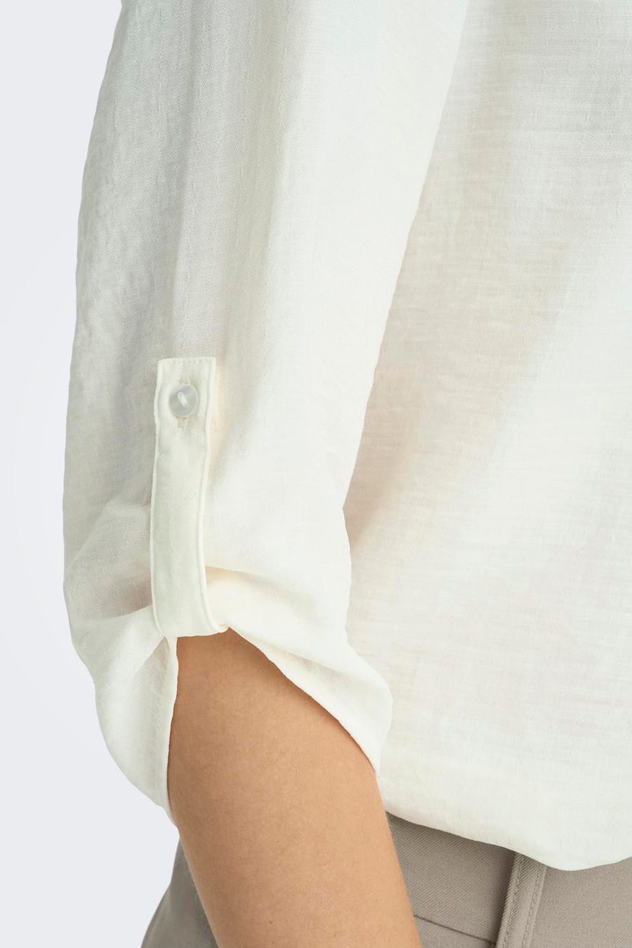 Witte blouse met driekwart mouwen van JDY, met een opgerolde mouw en een knoopdetail.