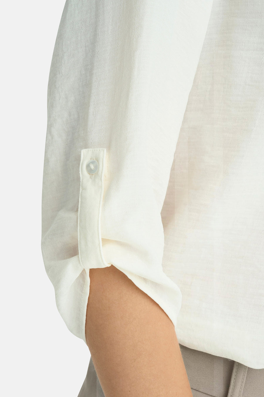 Witte blouse met driekwart mouwen van JDY, met opgerolde mouwdetail en een licht doorschijnende textuur.