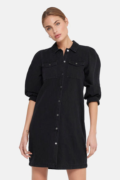 Zwart denim kleedje van ONLY®, met lange pofmouwen en knoopsluiting.