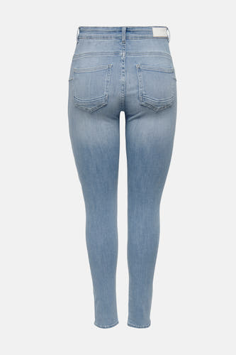 Jean skinny bleu clair ONLY, avec des poches arrière et une étiquette de marque blanche sur la ceinture.
