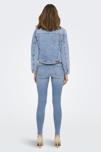Lichtblauwe skinny jeans van ONLY, gecombineerd met een denim jack en beige pumps, gezien van achteren.
