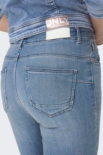 Jean skinny en denim bleu clair ONLY, avec des poches arrière et une étiquette blanche sur la ceinture.