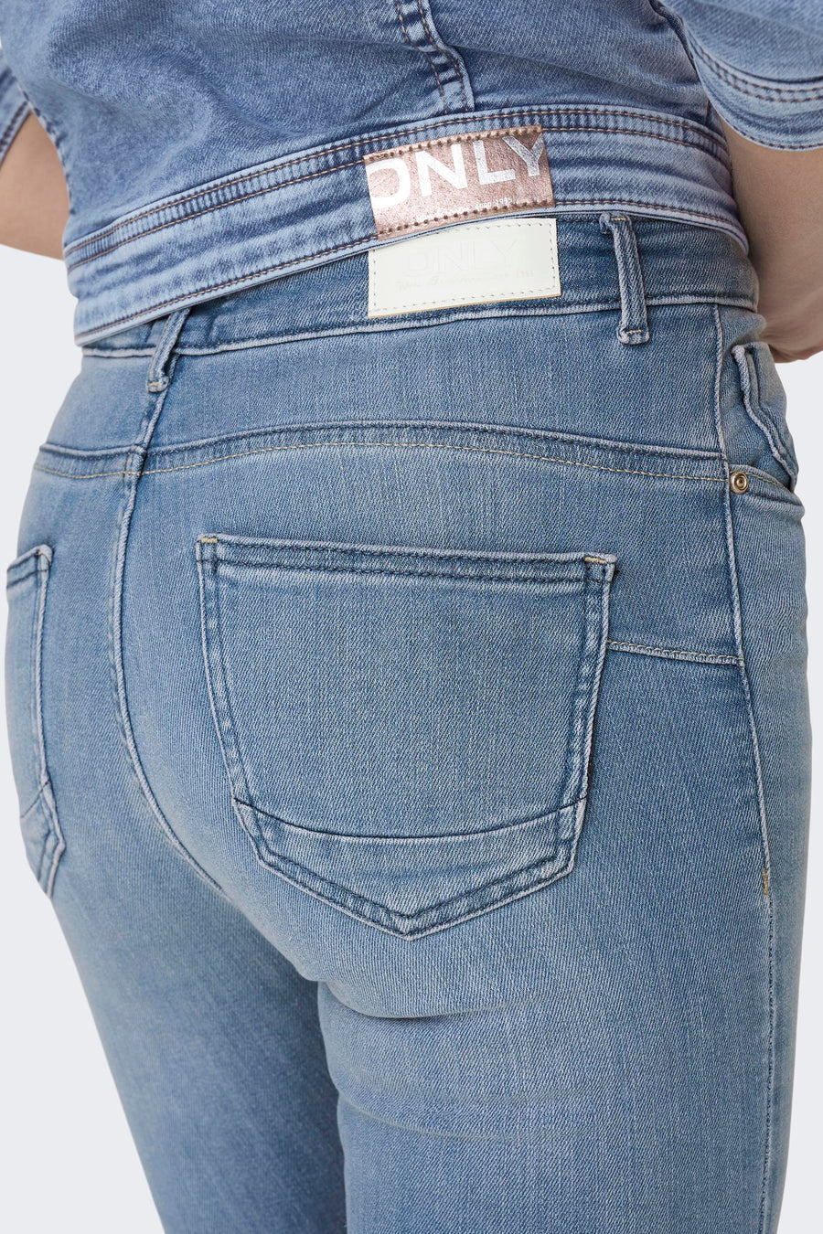 Jean skinny en denim bleu clair ONLY, avec des poches arrière et une étiquette blanche sur la ceinture.
