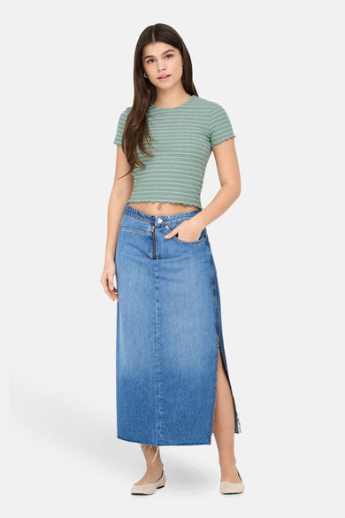 T-shirt rayé vert avec manches courtes de ONLY, porté avec une jupe en denim à fermeture éclair.