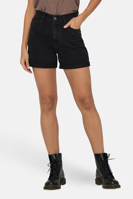 Short en denim noir ONLY, avec des jambes retroussées et une taille haute.