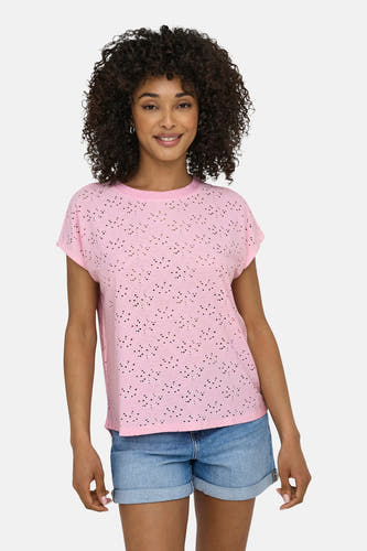 T-shirt à manches courtes rose de ONLY, avec motif ajouré et combiné avec un short en jean.