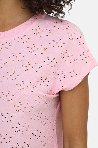 T-shirt rose à manches courtes de ONLY, avec détails ajourés et un motif subtil.