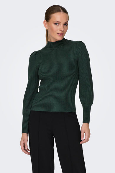 T-shirt vert avec col rond de ONLY®, manches longues, associé à un pantalon noir et des talons, dos.