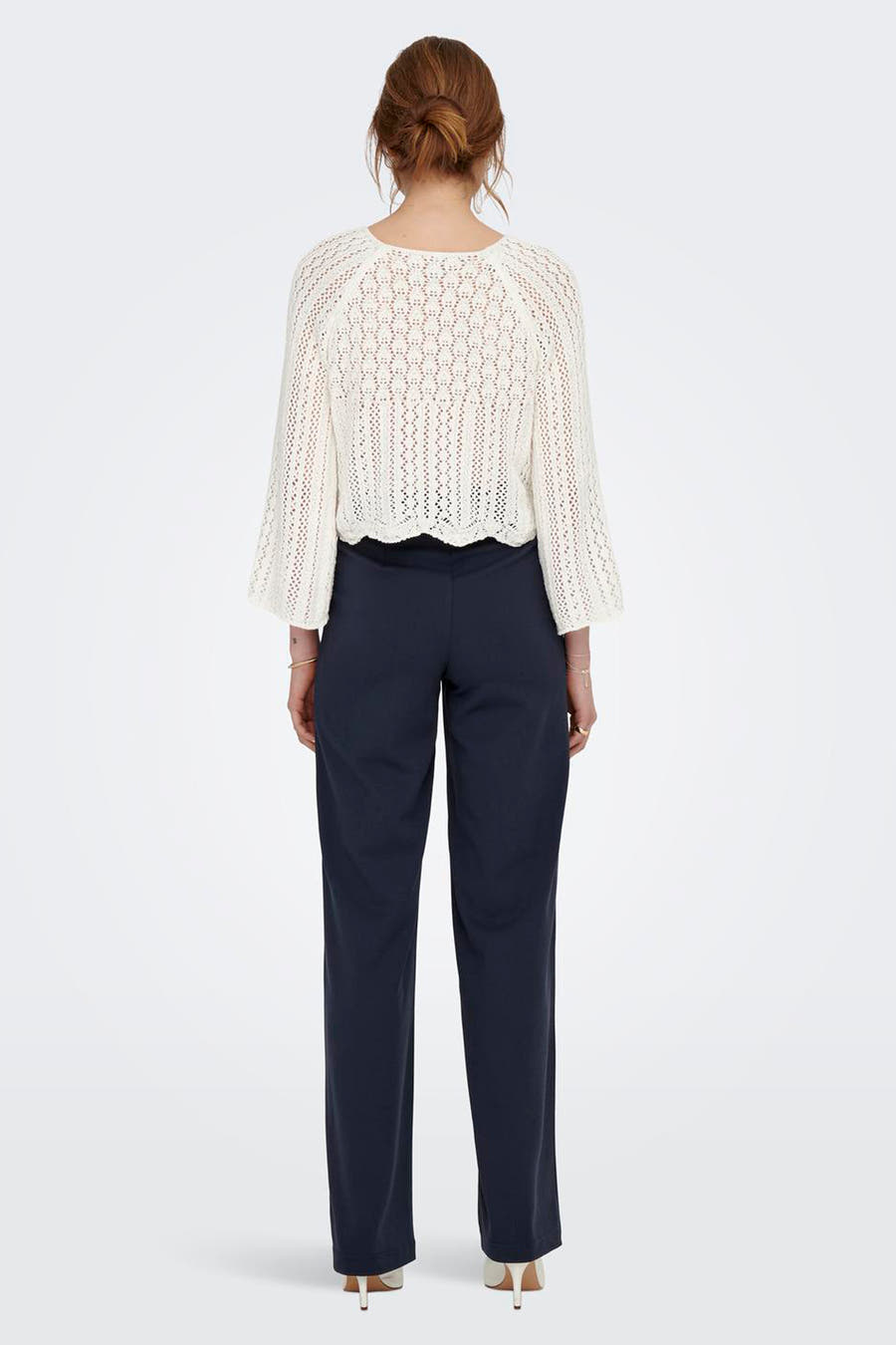 Ecru trui met ronde hals van ONLY, met raglanmouwen en opengewerkt breisel, achterkant.