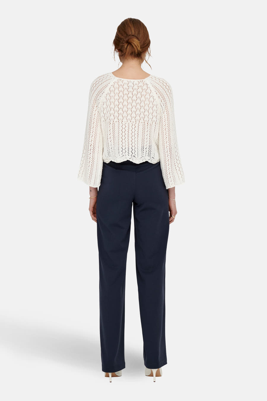 Ecru trui van ONLY, met lange mouwen en een open gebreide textuur.