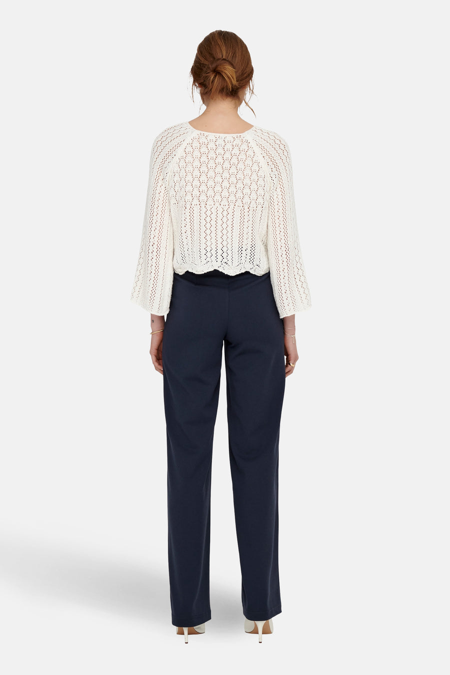 Ecru trui van ONLY, met lange mouwen en een open gebreide textuur.