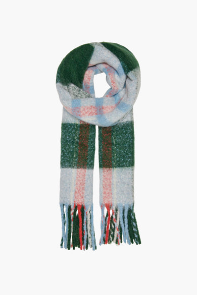Groene wintersjaal van ONLY, met een ruitpatroon in groen, rood en blauw, en franjes.
