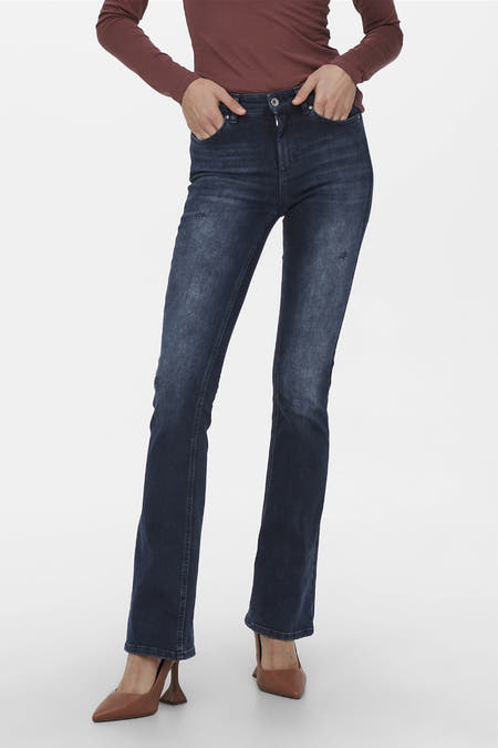 Blauwzwarte flared jeans van ONLY, met een subtiele wassing en gecombineerd met een bruine top en pumps.
