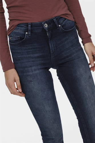 Jean en denim bleu marine à large avec de ONLY ONLY, avec des petites déchirures et un t-shirt à longues manches.