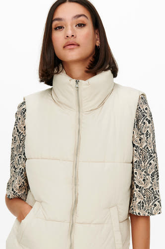 Ecru bodywarmer van JDY met een opstaande kraag en een zilveren ritssluiting.