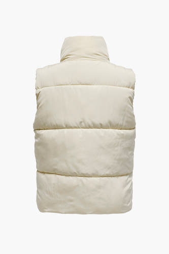 Ecru bodywarmer van JDY, gezien van achteren, met een gewatteerd design en een hoge kraag.
