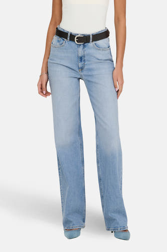 Lichtblauwe wide jeans van ONLY, met een zwarte riem en styling met blauwe schoenen.
