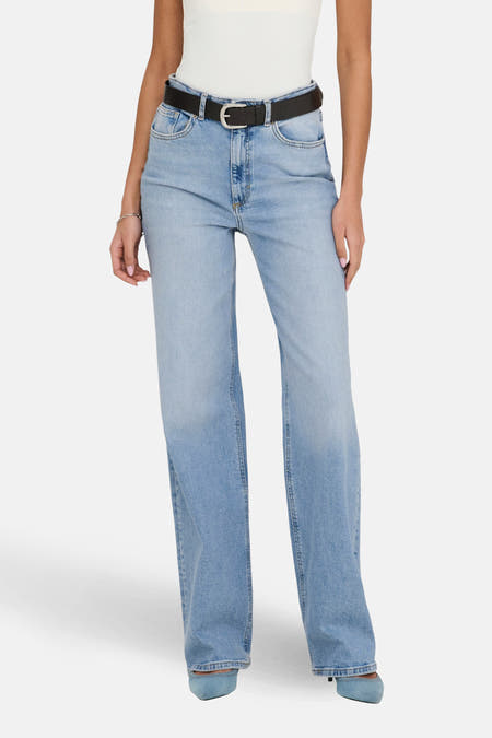 Lichtblauwe wide jeans van ONLY, met een zwarte riem en styling met blauwe schoenen.
