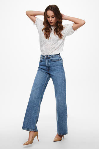 Jeans larges en denim bleu clair de ONLY, avec une ceinture noire.