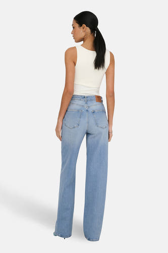 Jean bleu clair large d'ONLY, avec des points visibles et un étiquette de marque brune sur la ceinture.