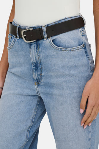 Lichtblauwe wijde jeans van ONLY, met zwarte riem en zilverkleurige gesp