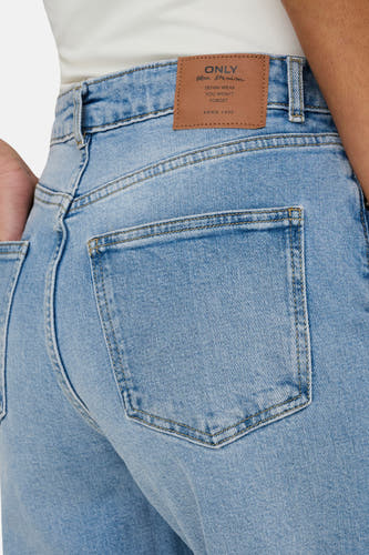 Jean bleu clair large d'ONLY avec des poches arrière cousues et une étiquette en cuir sur la ceinture.