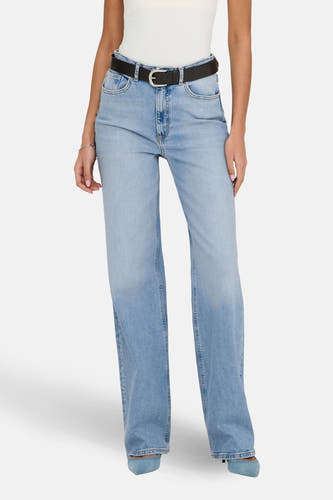 Wijde jeans van lichtblauw denim van ONLY, met een zwarte riem.