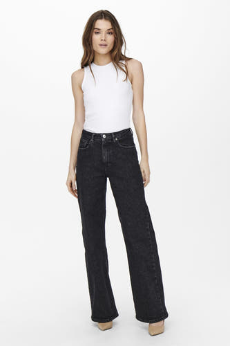 Donkergrijze wijde jeans van ONLY, gecombineerd met een witte top en pumps.