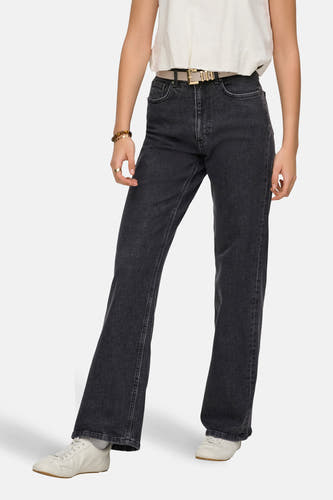 Jean large gris foncé de ONLY, avec une ceinture beige et des baskets blanches.
