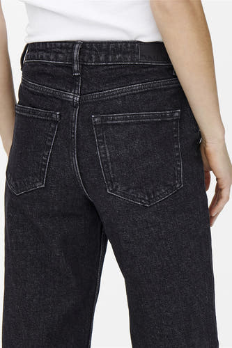 Jean foncé, large de ONLY, avec des poches arrière et une texture stonewash subtile.