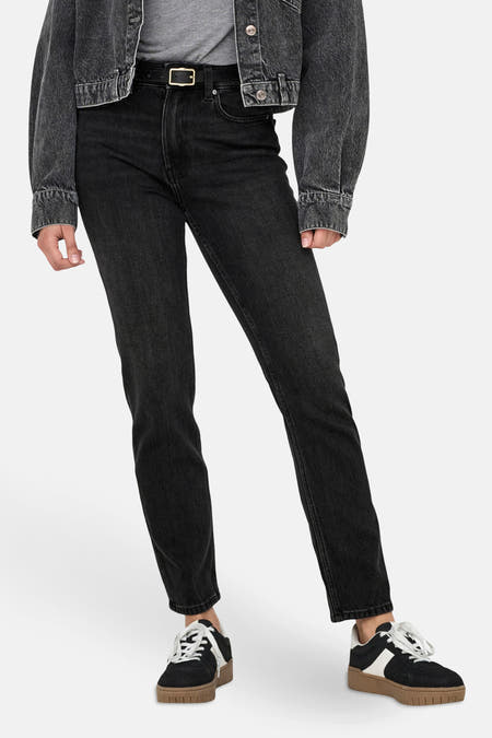Zwarte straight jeans van ONLY met een bijpassende riem en een grijze denim jas.
