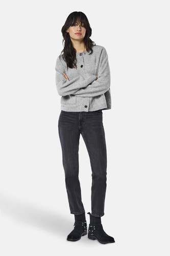 Jean droit noir d'ONLY, combiné avec un cardigan gris et des bottes noires.