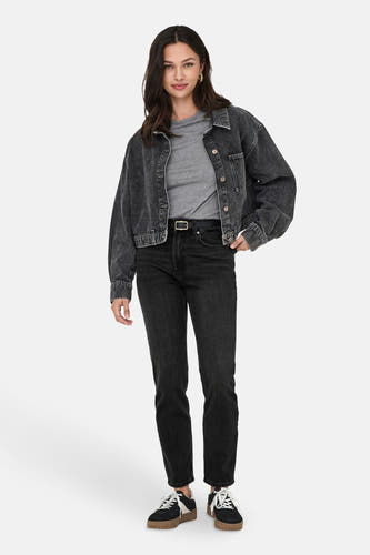 Jean droit noir d'ONLY, combiné avec un haut gris, une ceinture noire et des baskets.