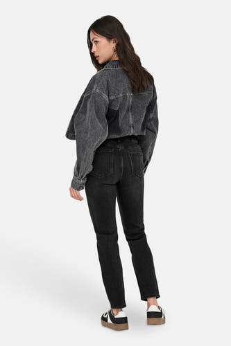 Jean droit en denim noir d'ONLY, avec effet stonewash, combiné avec un blouson en denim et des baskets.