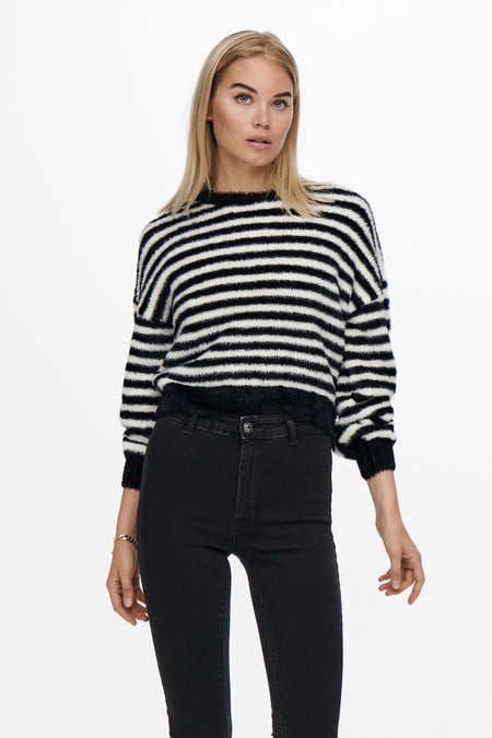 Pull à rayures noires et blanches avec col rond de la marque ONLY, avec manches longues et jean noir.