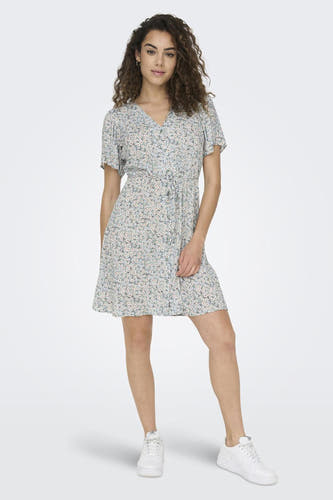 Robe verte avec manches courtes de ONLY, avec imprimé fleuri et ceinture à carreaux.