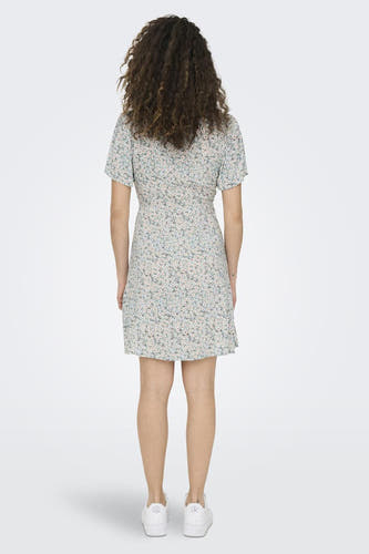 Robe verte à manches courtes de ONLY, avec un motif floral sur un fond clair.