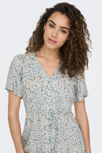 Robe verte à manches courtes de ONLY®, recouverte d'un motif floral et d'une fermeture à bouton.