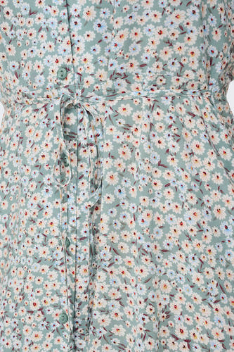 Robe verte à manches courtes de ONLY, avec un motif floral et une ceinture élastique.