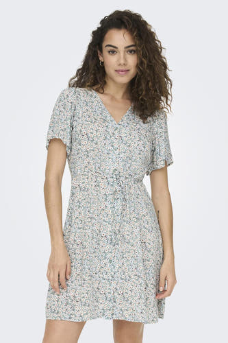 Robe verte à manches courtes de ONLY, avec imprimé fleuri et ceinture.