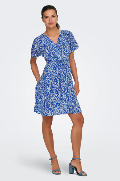 Blauwe jurk met korte mouwen van ONLY®, voorzien van een bloemenpatroon en een strikceintuur.
